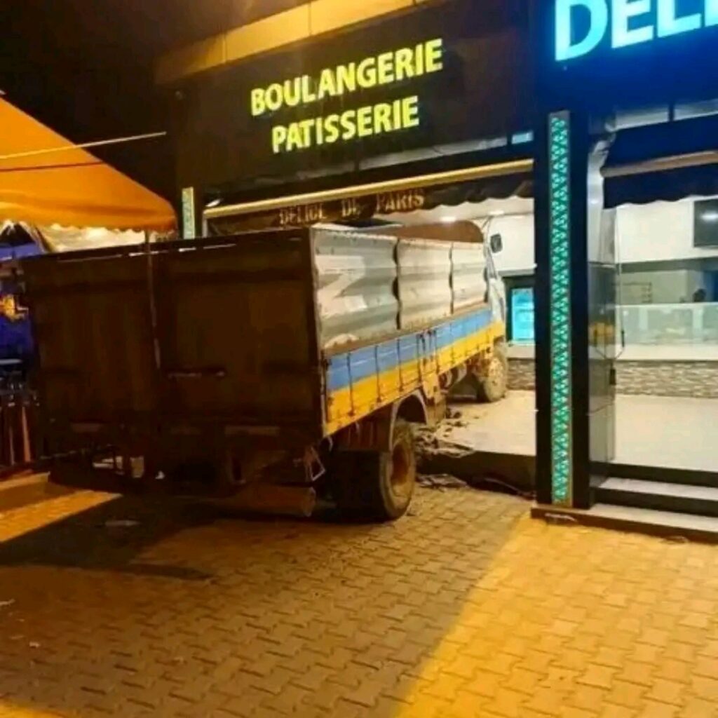 Côte d'ivoire/Bonoua : un camion percute une boulangerie à Yaou, aucun blessé signalé.