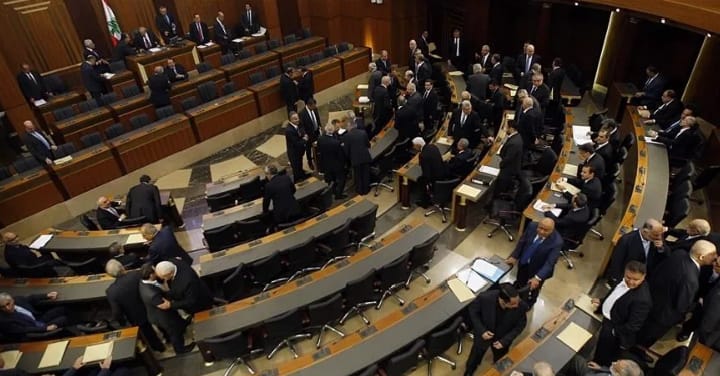 Liban : la Chambre des députés prolonge son mandat de deux ans par 76 voix.