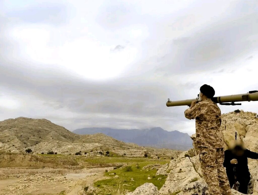 Iran : l’imam de la prière du vendredi à Ahwaz apparaît armé, un symbole de mobilisation face aux menaces aériennes