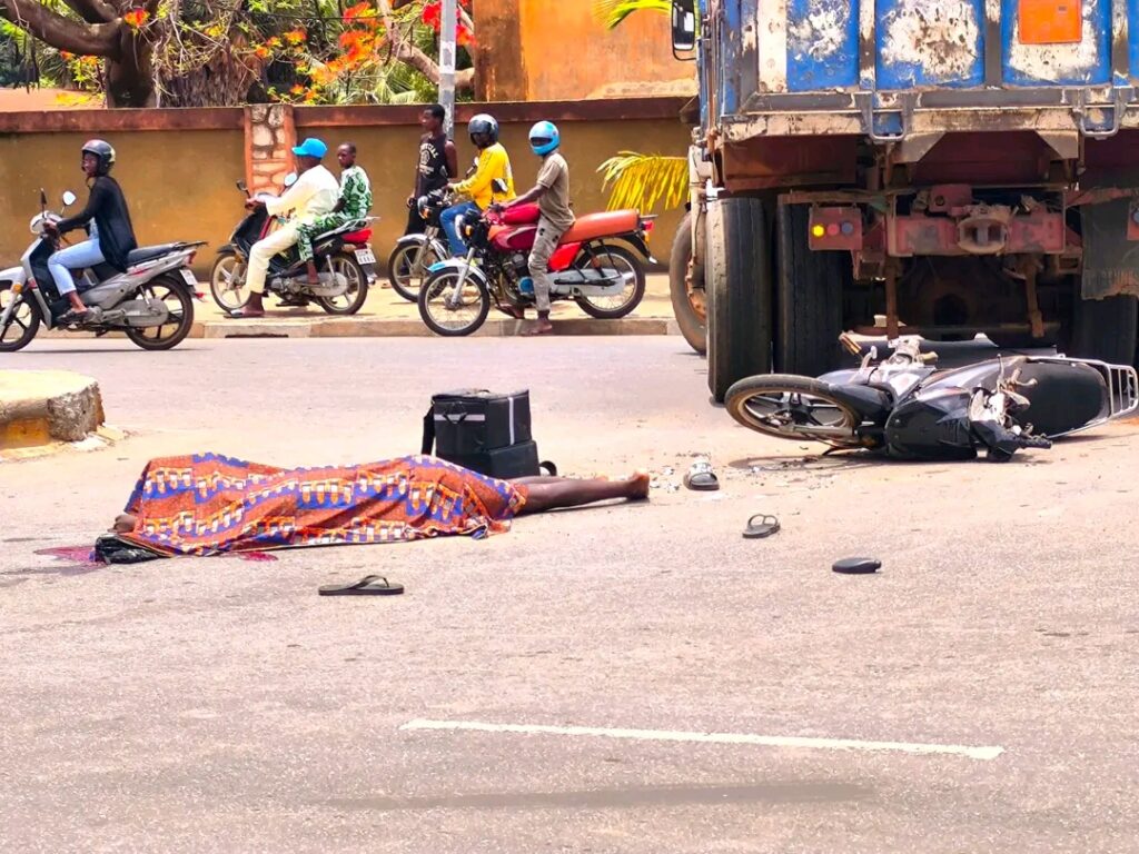 Parakou : un jeune livreur perd la vie dans un accident tragique, l’émotion vive dans la communauté.