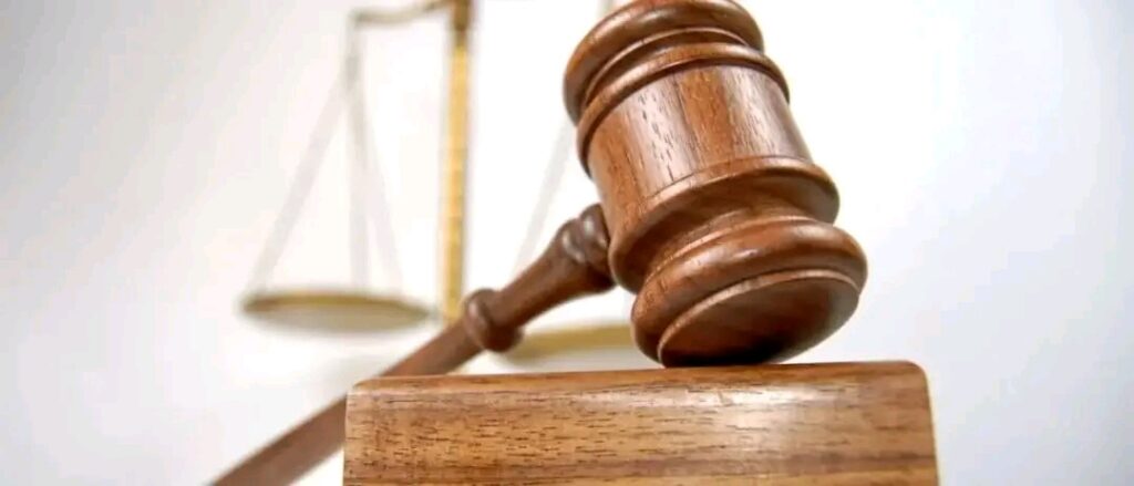 Tribunal d’Abomey-Calavi : quatre plaignants accusent leur marabout d’escroquerie après 1,5 million FCFA de “travaux spirituels” sans résultats.