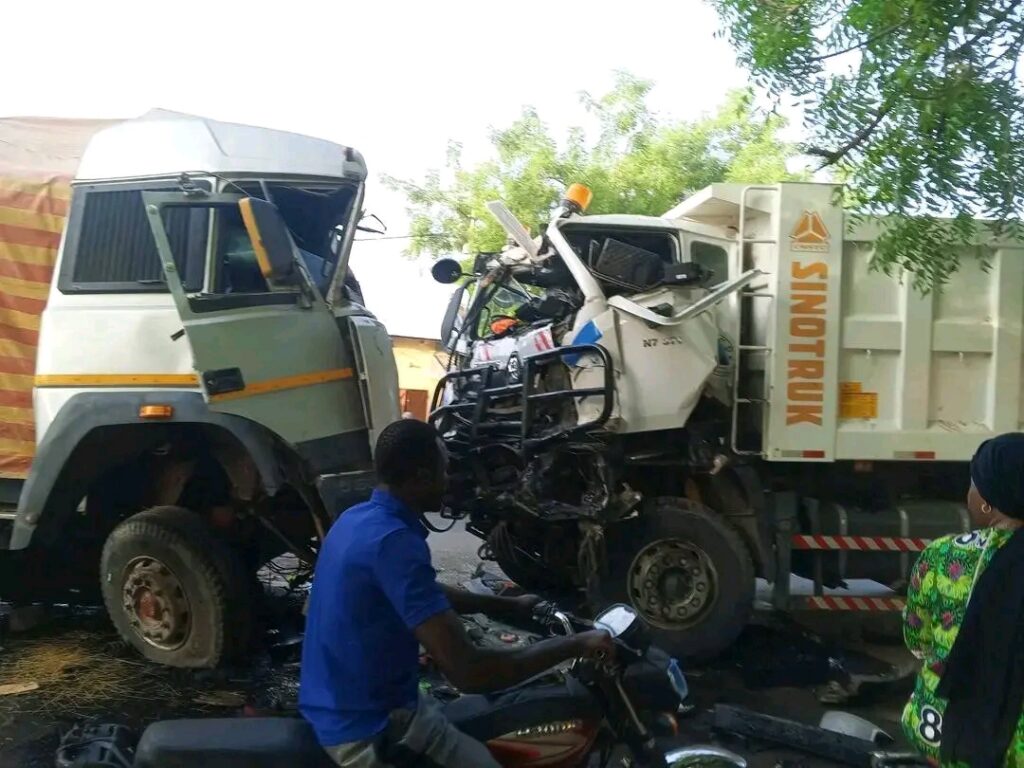 Accident spectaculaire au Tchad : collision violente entre deux poids lourds devant Don Bosco.
