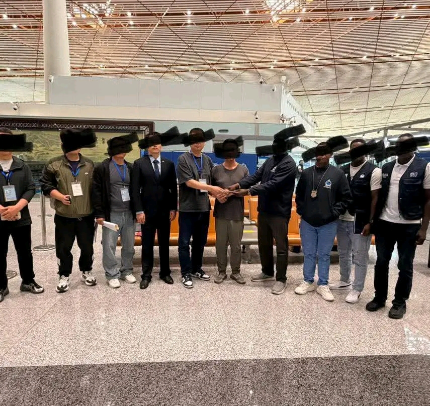 Fraude internationale : un suspect chinois extradé du Nigeria après une escroquerie présumée de 245 millions $