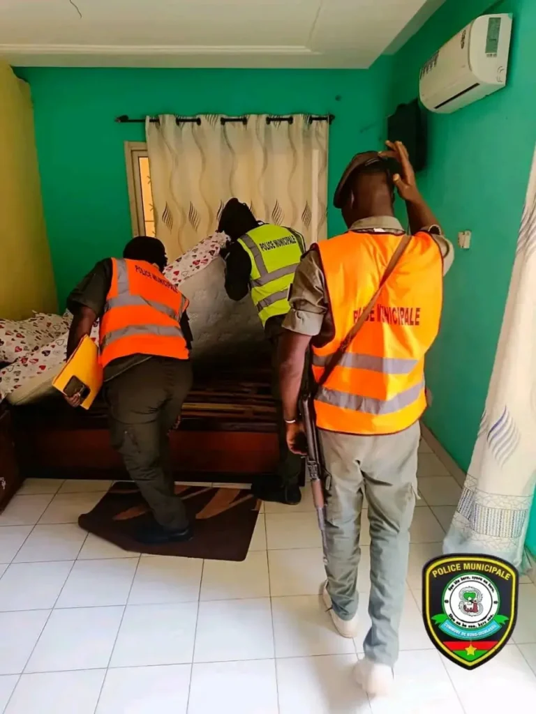 Burkina Faso : La Police municipale renforce les contrôles dans les établissements d’hébergement à Bobo-Dioulasso