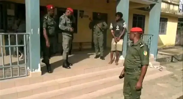 Cameroun : Un jeune homme de 20 ans arrêté après le meurtre présumé de sa cousine à Bonanjo.