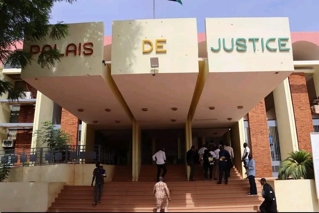 Ouagadougou : après avoir retrouvé le téléphone oublié de son mécanicien, il vide son compte Mobile Money et écope d’une peine de prison