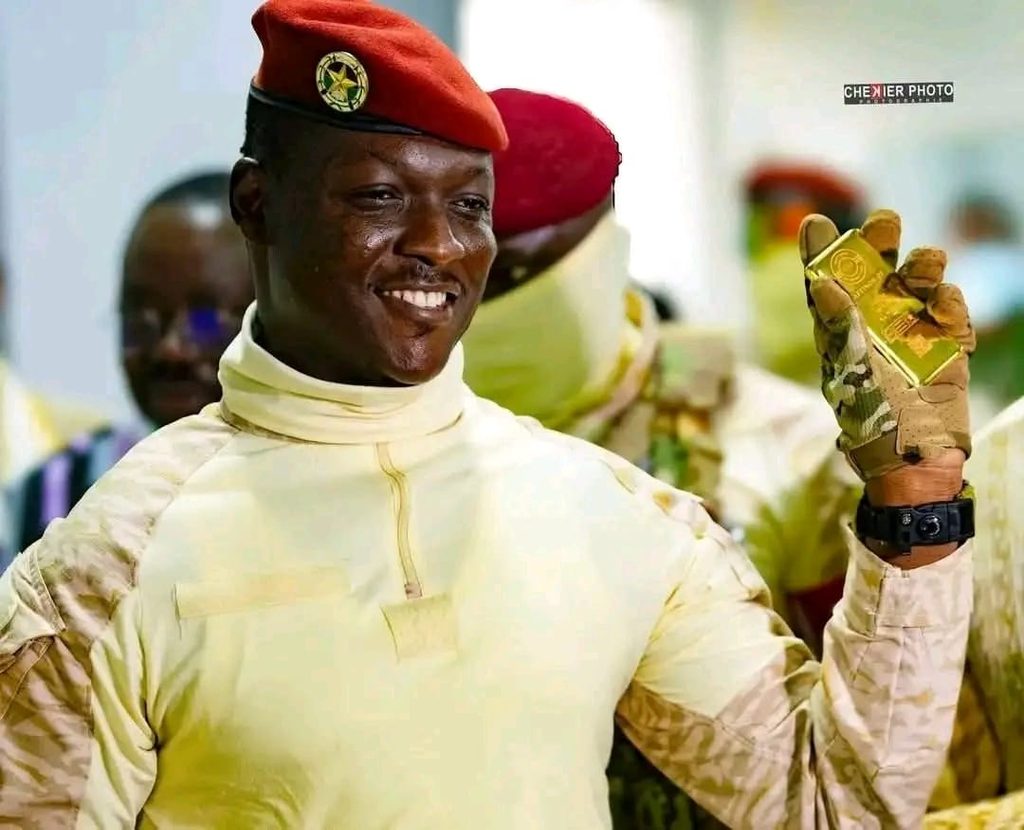 Burkina Faso : Ibrahim Traoré inaugure la première raffinerie d’or du pays et assiste à la production du premier lingot