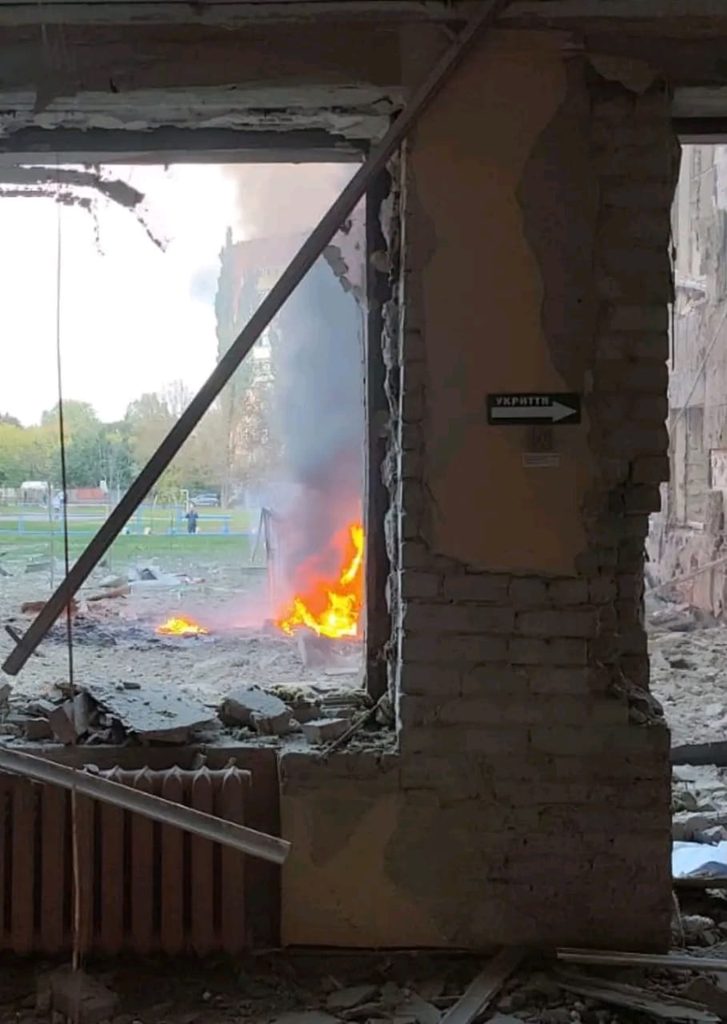 Ukraine : Zelensky dénonce une frappe russe sur une école à Soumy et appelle à des mesures concrètes