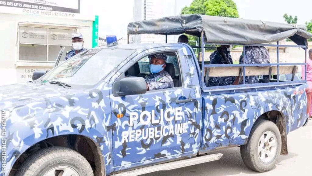 Bénin : À Malanville, un policier écroué pour avoir incendié son propre commissariat afin de masquer un détournement présumé.