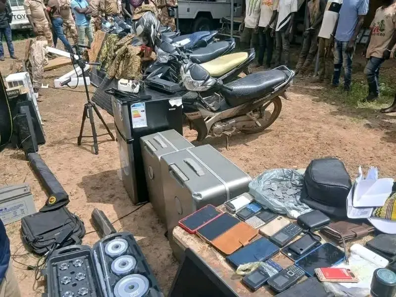 Burkina Faso : 14 suspects arrêtés dans le démantèlement d’un réseau présumé de braqueurs au Djôrô Burkina Faso : 14 suspects arrêtés dans le démantèlement d’un réseau présumé de braqueurs au Djôrô