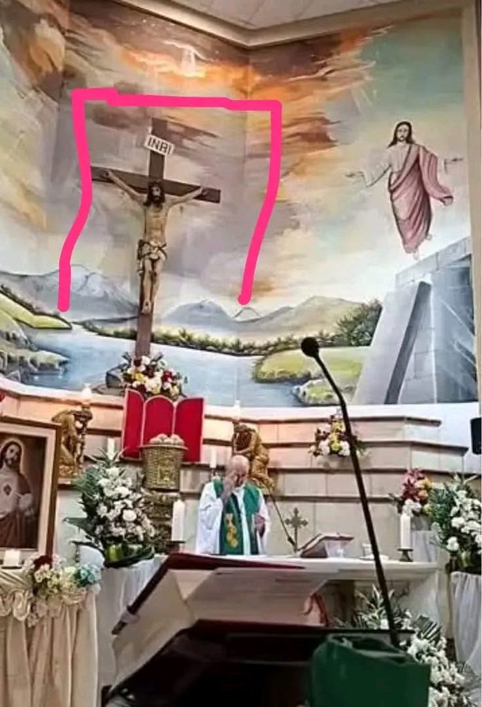 ÉQUATEUR : UNE LOURDE CROIX S’ABAT SUR UN PRÊTRE EN PLEINE MESSE RETRANSMISE EN DIRECT, IL PERD LA VIE DEVANT LES FIDÈLES ÉQUATEUR : UNE LOURDE CROIX S’ABAT SUR UN PRÊTRE EN PLEINE MESSE RETRANSMISE EN DIRECT, IL PERD LA VIE DEVANT LES FIDÈLES