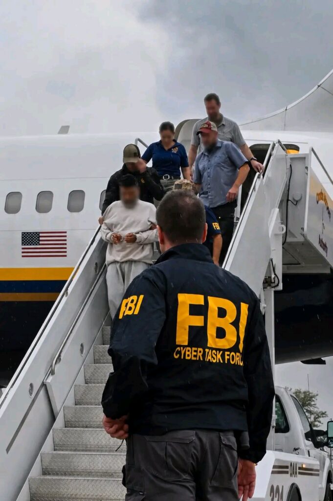 États-Unis : le FBI annonce l’arrestation de son premier cybercriminel inscrit sur la liste des dix fugitifs les plus recherchés.