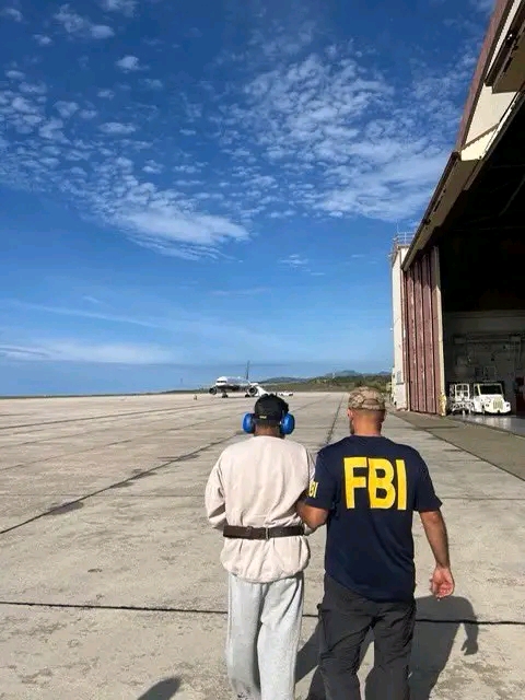 États-Unis : le FBI annonce l’arrestation de son premier cybercriminel inscrit sur la liste des dix fugitifs les plus recherchés.